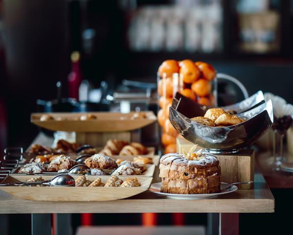 Dessertbuffet mit Gebäck, Kuchen und Obst.
